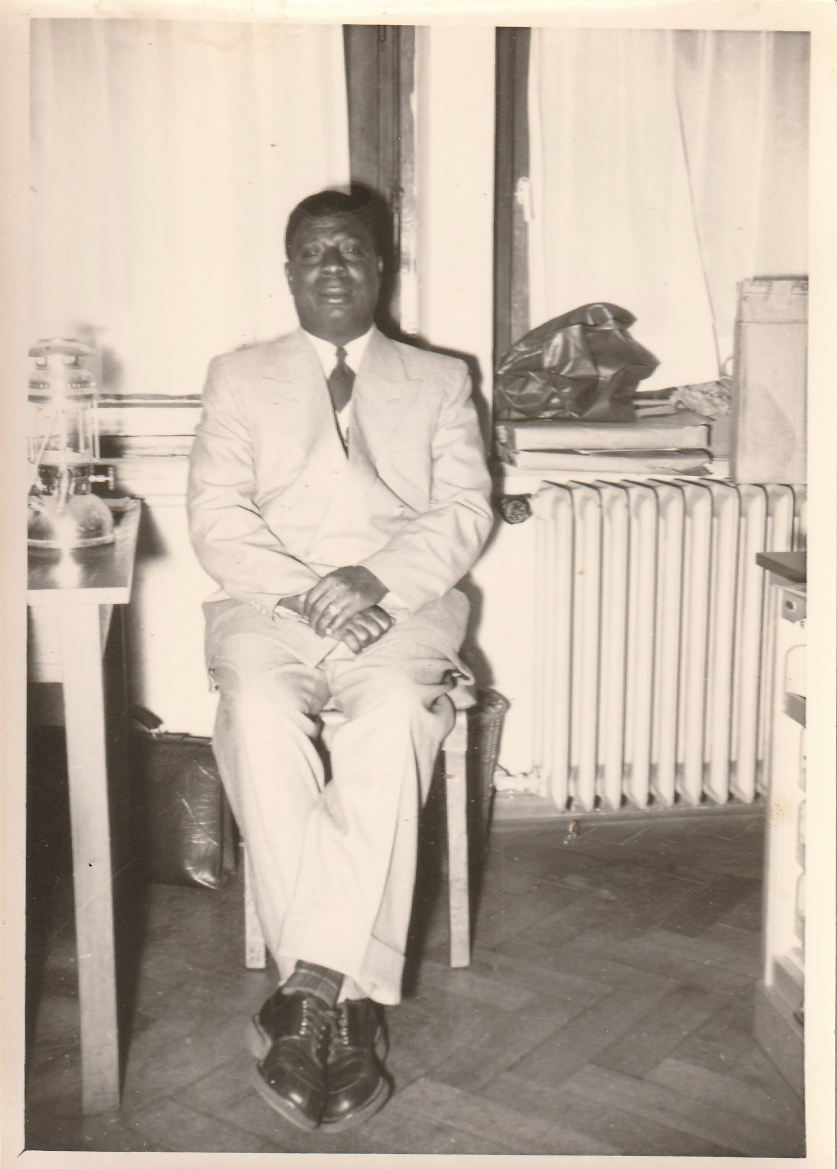 Herr im Anzug, Afrika